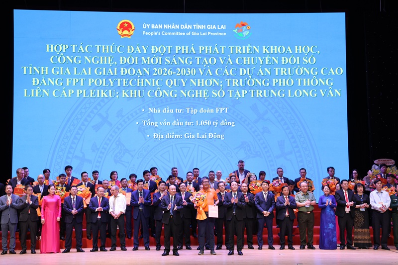 Đại diện Tập đo&agrave;n FPT nhận bản ghi nhớ loạt Dự &aacute;n đầu tư tại tỉnh Gia Lai.