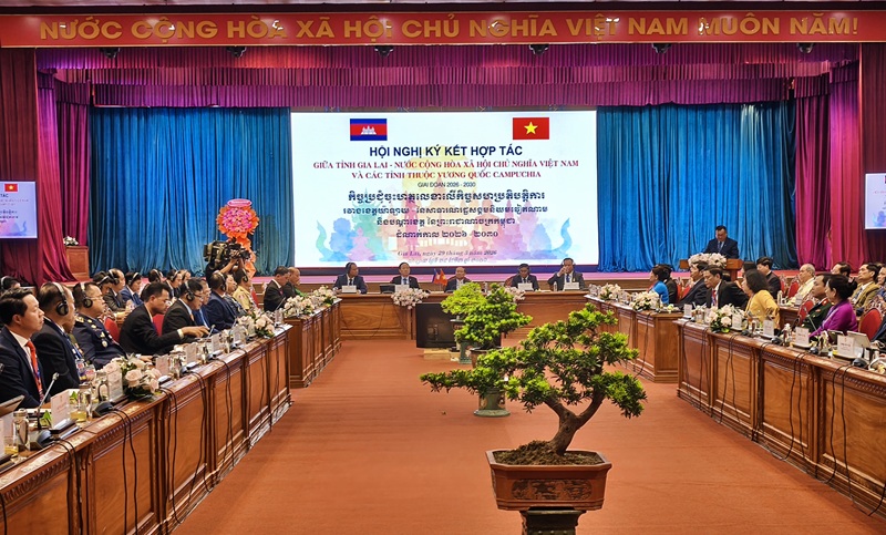 Quang cảnh Hội nghị k&yacute; kết hiopwj t&aacute;c giữa tỉnh Gia Lai v&agrave; 3 tỉnh Đ&ocirc;ng Bắc Campuchia.