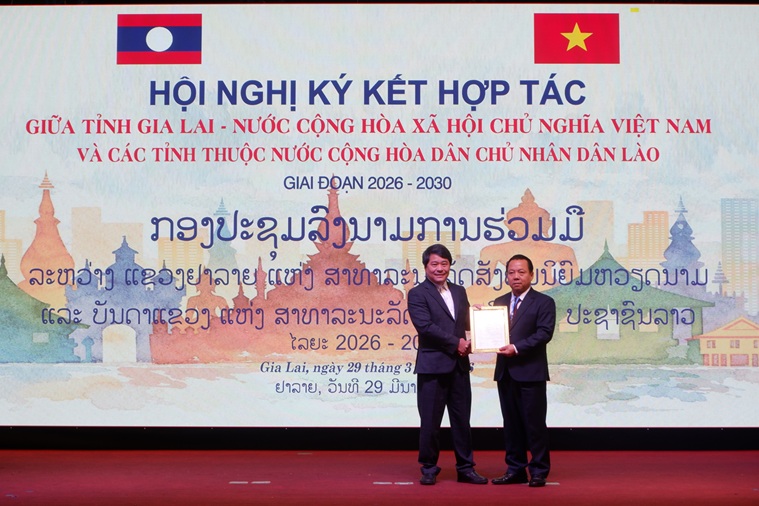 Trao Giấy ph&eacute;p gia hạn Bi&ecirc;n bản ghi nhớ của C&ocirc;ng ty Cổ phần Ho&agrave;ng Anh Gia Lai