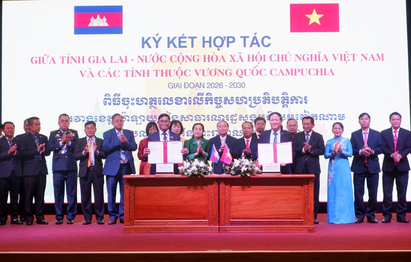 Đại diện UBND tỉnh Gia Lai k&yacute; kết bi&ecirc;n bản ghi nhớ hợp t&aacute;c với 3 địa phương tỉnh Campuchia.