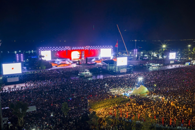 Đ&ecirc;m khai mạc Năm du lịch Quốc gia Gia Lai 2026 thu h&uacute;t đ&ocirc;ng đảo người d&acirc;n v&agrave; du kh&aacute;ch tham dự. Ảnh: Nguyễn Gia.