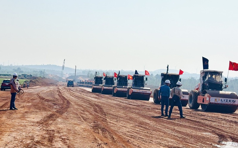 nh&agrave; thầu Lizen Đang triển khai thi c&ocirc;ng đ&agrave;o, đắp nền đường của đoạn tuyến đ&atilde; giải ph&oacute;ng mặt bằng