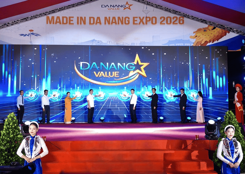 Lãnh đạo Thành phố Đà Nẵng thực hiện nghi thức khai mạc triễn lãm.