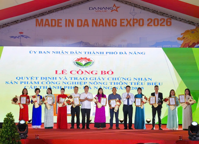 Đà Nẵng trao giấy chứng nhận cho 22 sản phẩm, bộ sản phẩm công nghiệp nông thôn tiêu biểu cấp thành phố năm 2025.
