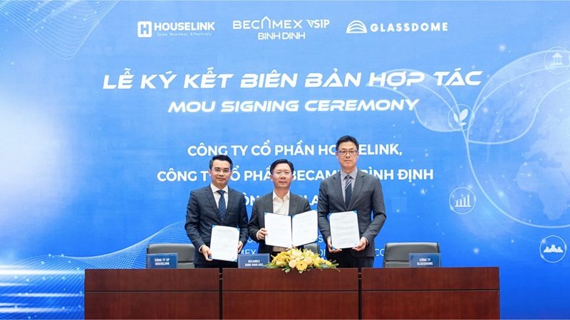 Lễ k&yacute; kết bi&ecirc;n bản hợp t&aacute;c giữa Becamex VSIP B&igrave;nh Định &ndash; Glassdome &ndash; Houselink, một định hướng ph&aacute;t triển r&otilde; r&agrave;ng đ&atilde; được x&aacute;c lập: x&acirc;y dựng hệ sinh th&aacute;i c&ocirc;ng nghiệp xanh to&agrave;n diện, đồng h&agrave;nh c&ugrave;ng doanh nghiệp tr&ecirc;n h&agrave;nh tr&igrave;nh chuyển đổi bền vững v&agrave; hướng tới Net Zero.