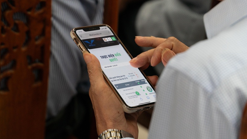 Thay v&igrave; biểu quyết c&aacute;c nghị quyết bằng phiếu giấy, c&aacute;c cổ đ&ocirc;ng thực hiện quyền biểu quyết qua 