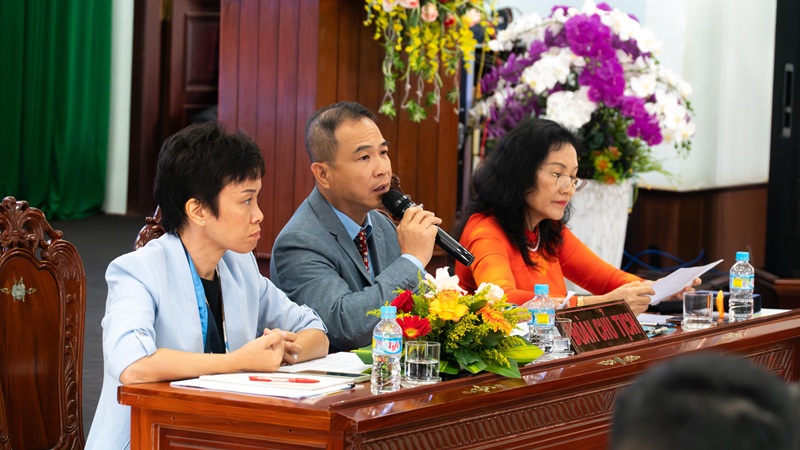 &ocirc;ng Tạ Nam B&igrave;nh, Chủ tịch HĐQT Bidiphar giải đ&aacute;p c&aacute;c c&acirc;u hỏi của cổ đ&ocirc;ng.