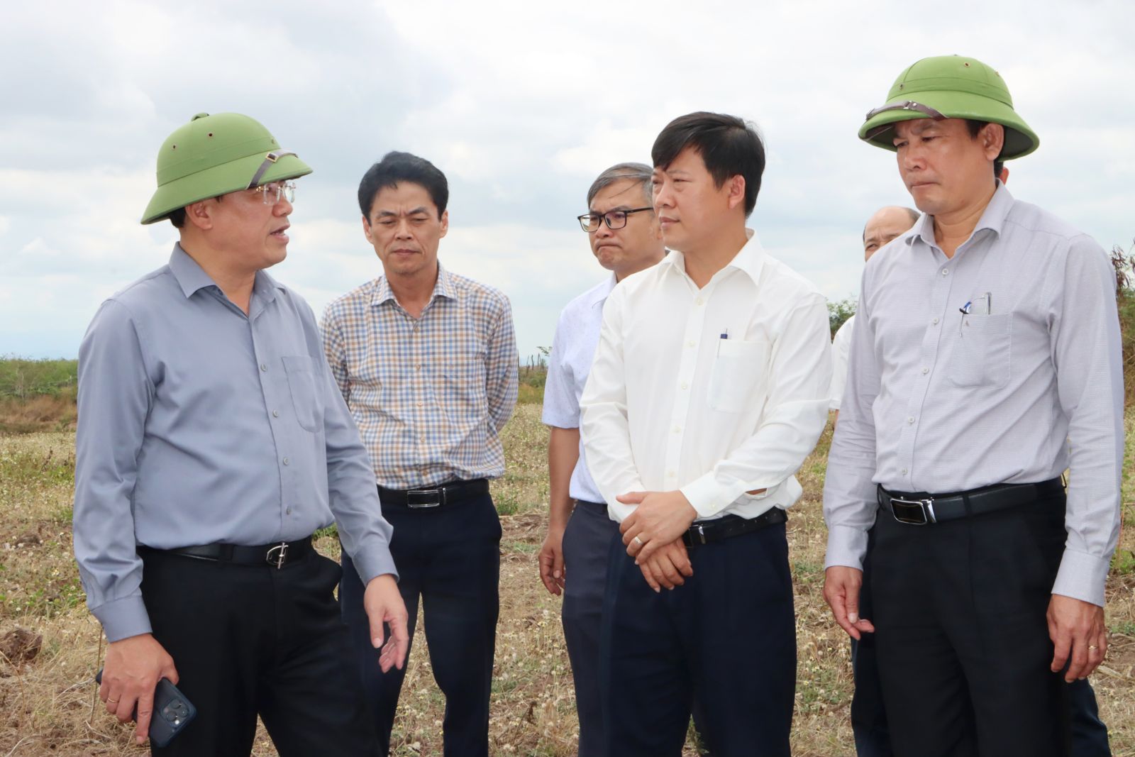 Khảo s&aacute;t khu quy hoạch cụm c&ocirc;ng nghiệp tại x&atilde; Ia Ko, Chủ tịch UBND tỉnh Phạm Anh Tuấn y&ecirc;u cầu phải t&iacute;nh to&aacute;n kỹ, tr&aacute;nh d&agrave;n trải trong đầu tư