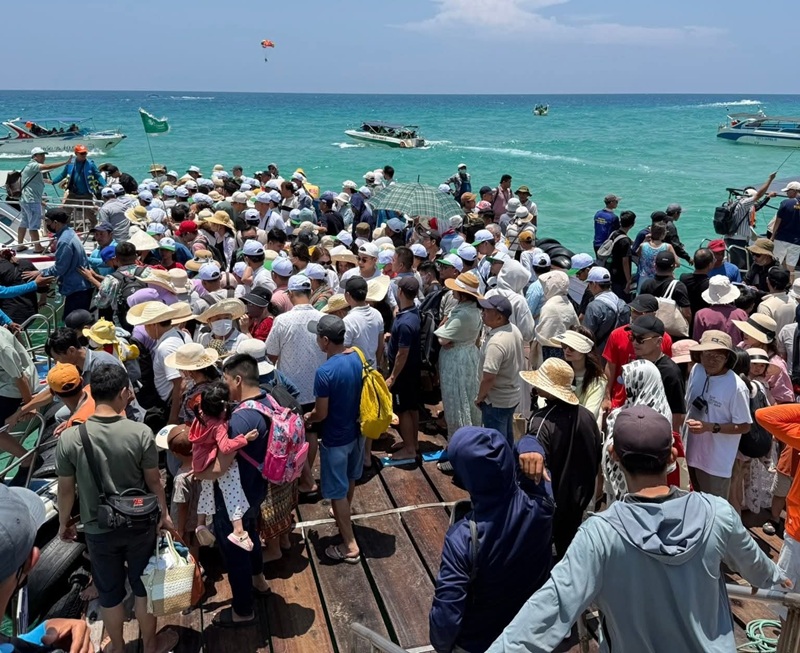 C&aacute;c tour du lịch b&atilde;i biển: Ghềnh R&aacute;ng, Kỳ Co, Nhơn L&yacute;, Nhơn Hải, Đề Gi tiếp tục thu h&uacute;t đ&ocirc;ng đảo kh&aacute;ch du lịch. Trong ảnh: kh&aacute;ch du lịch tại Kỳ Co v&agrave;o ng&agrave;y 1/5. Ảnh: Huỳnh T&uacute;.