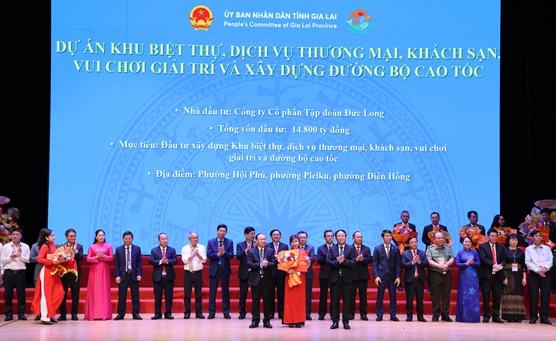 UBND tỉnh Gia Lai vừa trao bi&ecirc;n bản ghi nhớ đầu tư 4 Dự &aacute;n với tổng vốn gần 15.000 tỉ đồng cho Tập đo&agrave;n Đức Long Gia Lai - Alpha Seven