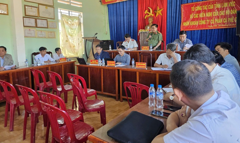  C&ocirc;ng an tỉnh phối hợp Thanh Tra tỉnh, UBND x&atilde; Chư S&ecirc; v&agrave; c&aacute;c Sở Ban Ng&agrave;nh li&ecirc;n quan l&agrave;m việc với c&aacute;c hộ d&acirc;n về những nội dung kiến nghị li&ecirc;n quan đến C&ocirc;ng ty Cổ phần C&agrave; ph&ecirc; Gia Lai. Nguồn: C&ocirc;ng an tỉnh Gia Lai.
