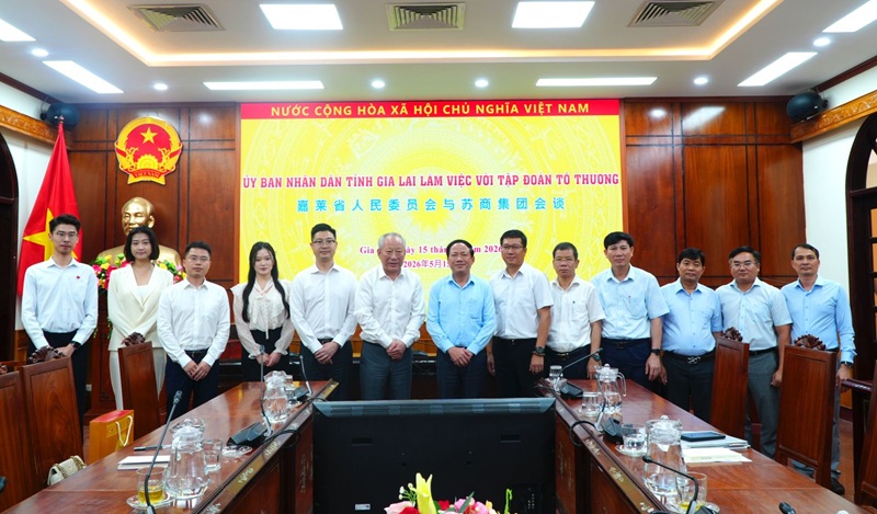 Chủ tịch UBND tỉnh Phạm Anh Tuấn (giữa) v&agrave; l&atilde;nh đạo c&aacute;c sở, ng&agrave;nh chụp ảnh lưu niệm c&ugrave;ng đo&agrave;n c&ocirc;ng t&aacute;c của Tập đo&agrave;n T&ocirc; Thương.
