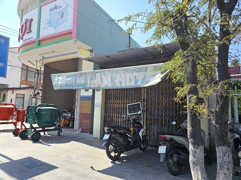 Theo Chi cục An to&agrave;n vệ sinh thực phẩm,  tại thời điểm điều  tra đ&atilde; tạm thời ngừng hoạt động để tập trung vào c&ocirc;ng t&aacute;c điều trị, thăm hỏi bệnh  nh&acirc;n (Trong số bệnh nh&acirc;n c&oacute; b&agrave; Nguyễn Đinh Ho&agrave;i Linh chủ cơ sở hộ kinh doanh b&aacute;nh m&igrave; L&acirc;m Huyền 