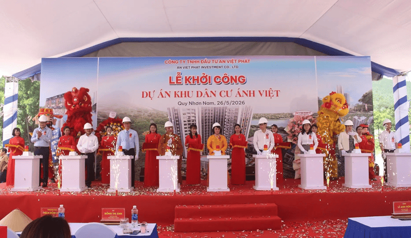 Các đại biểu thực hiện nghi thức khởi công Dự án.