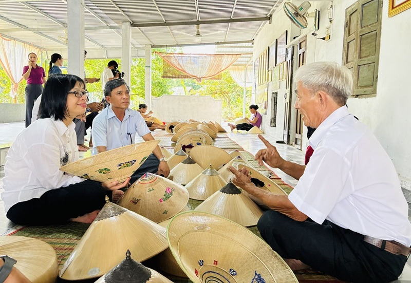 B&agrave; Nguyễn Thị Thanh Lịch tham quan cơ sở sản xuất n&oacute;n ngựa Ph&uacute; Gia của nghệ nh&acirc;n ưu t&uacute; Đỗ Văn Lan