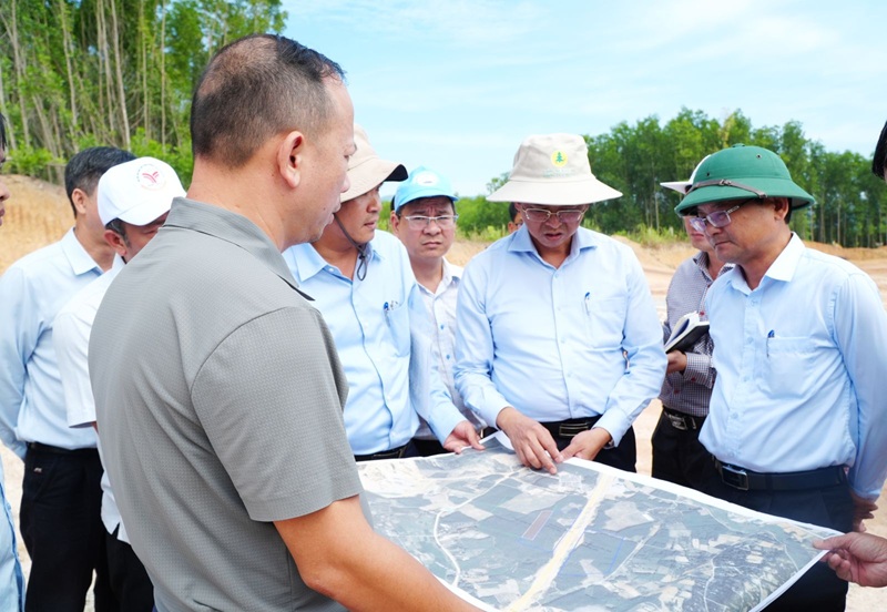 &Ocirc;ng Nguyễn Tự C&ocirc;ng Ho&agrave;ng, Ph&oacute; chủ tịch UBND tỉnh Gia Lai chỉ đạo xử l&yacute; vướng mắc tại Trạm dừng nghỉ đoạn cao tốc Quảng Ng&atilde;i - Ho&agrave;i Nhơn. Ảnh: Kim Loan.