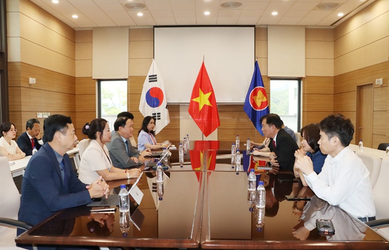 Đo&agrave;n c&ocirc;ng t&aacute;c tỉnh Gia Lai l&agrave;m việc với Đại sứ qu&aacute;n Việt Nam tại H&agrave;n Quốc về hỗ trợ kết nối đầu tư, du lịch. Ảnh: th&ugrave;y Trang. 