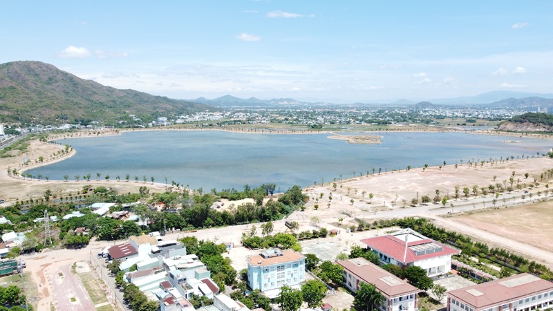  Dự &aacute;n Khu đ&ocirc; thị - du lịch - văn h&oacute;a - thể thao hồ Ph&uacute; H&ograve;a hiện vẫn đang thực hiện c&ocirc;ng t&aacute;c giải ph&oacute;ng mặt bằng, xử l&yacute; tuyến điện 110kV, chuyển đổi mục đ&iacute;ch sử dụng rừng...