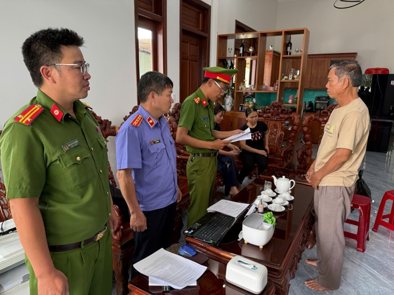 Cơ quan CSĐT đọc lệnh bắt tạm giam bị can Võ Xuân Nghị, nguyên Trưởng phòng Kế hoạch - Kỹ thuật Công ty TNHH MTV Cà phê Gia Lai