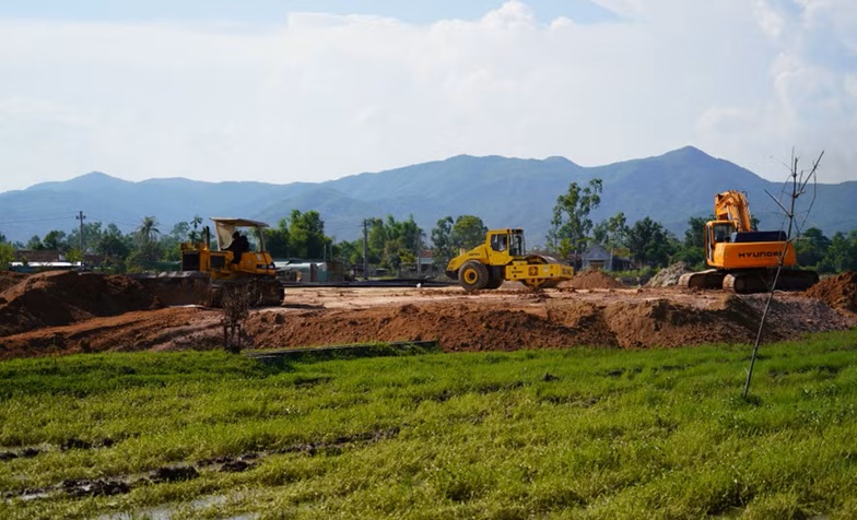 Thi công hi công một khu tái định cư phục vụ di dời dân bị ảnh hưởng bởi tuyến cao tốc Quy Nhơn - Pleiku.