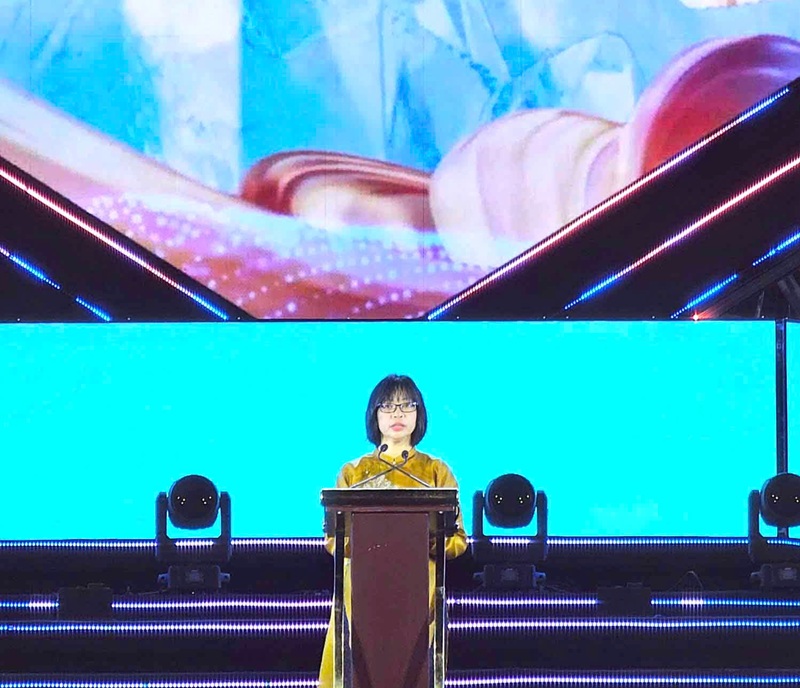 Bà Nguyễn Thị Thanh Lịch, Phó chủ tịch UBND tỉnh Gia Lai tặng quà lưu niệm cho Chủ tịch Hội hữu nghị Nhật - Việt.