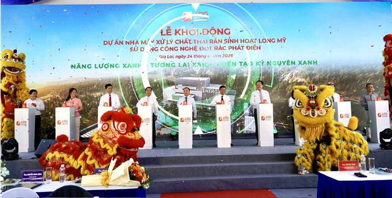 Các đại biểu khởi động Dự án Nhà máy xử lý chất thải rắn sinh hoạt Long Mỹ.