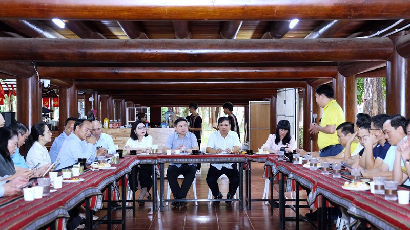 hương tr&igrave;nh &ldquo;C&agrave; ph&ecirc; doanh nh&acirc;n&rdquo;. Đ&acirc;y l&agrave; diễn đ&agrave;n để tỉnh kịp thời, trao đổi th&ocirc;ng tin, giải đ&aacute;p, hỗ trợ giải quyết c&aacute;c đề xuất, kiến nghị, th&aacute;o gỡ những kh&oacute; khăn,