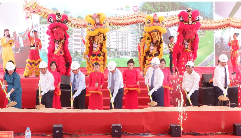 C&aacute;c địa biểu thực hiện nghi thức khởi c&ocirc;ng Dự &aacute;n.