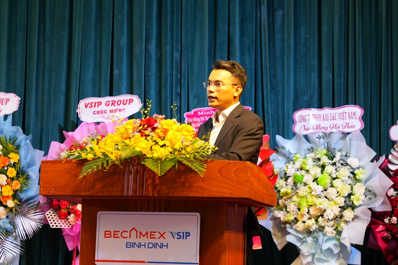 ông Nguyễn Thành Long, Tổng giám đốc Công ty cổ phần HOUSELINK trình bày tham luận Xu hướng chuyển dịch xanh toàn cầu và tác động đến năng lực cạnh tranh của doanh nghiệp