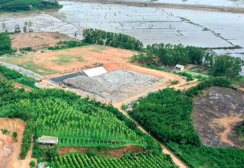 B&atilde;i ch&ocirc;n lấp chất thải rắn phường Bồng Sơn hiện đ&atilde; qu&aacute; tải. Ảnh: Đức Thụy.