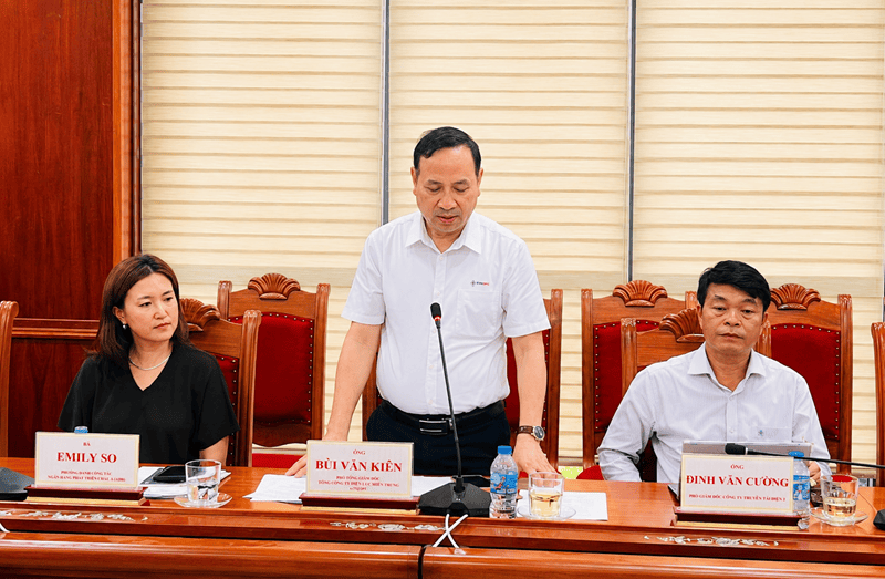 &ocirc;ng B&ugrave;i Văn Ki&ecirc;n, Ph&oacute; tổng gi&aacute;m đốc EVNNPT ỗ trợ chủ đầu tư trong qu&aacute; tr&igrave;nh thực hiện c&aacute;c thủ tục ph&aacute;p l&yacute; li&ecirc;n quan
