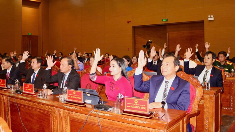 Các đại bi&ecirc;̉u HĐND tỉnh Gia Lai giơ tay bi&ecirc;̉u quy&ecirc;́t th&ocirc;ng qua 30 nghị quy&ecirc;́t vào chi&ecirc;̀u ngày 16/7.