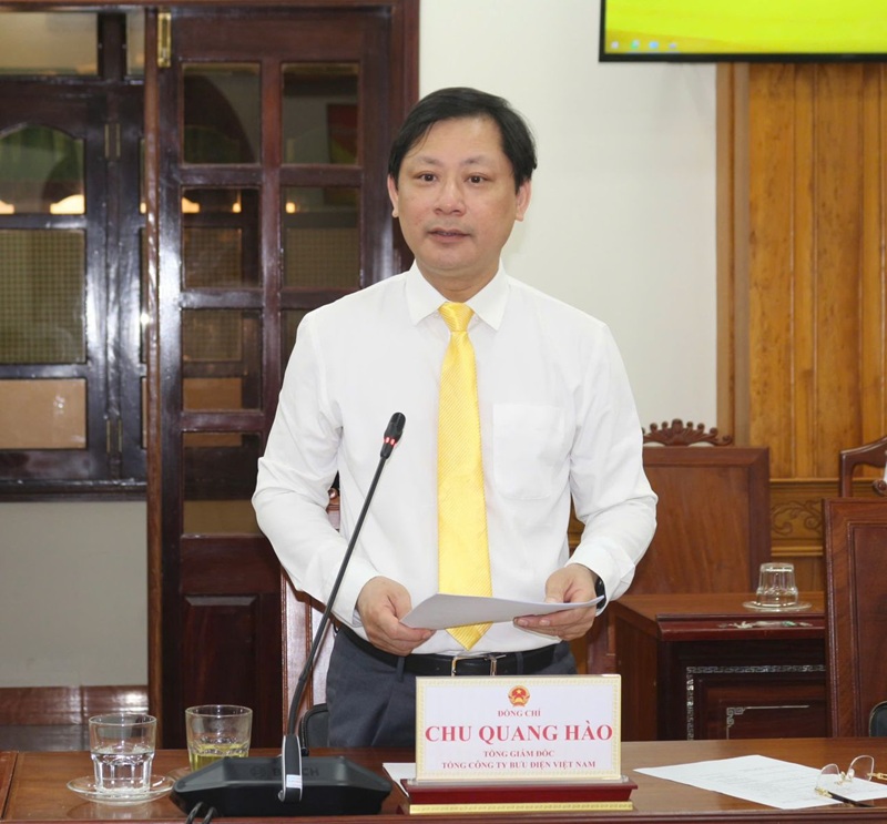 Tổng Gi&aacute;m đốc Vietnam Post khẳng định Tổng c&ocirc;ng ty sẽ phối hợp chặt chẽ với UBND tỉnh v&agrave; c&aacute;c sở, ng&agrave;nh để triển khai hiệu quả c&aacute;c nội dung hợp t&aacute;c, hướng tới x&acirc;y dựng m&ocirc; h&igrave;nh ti&ecirc;u biểu về hợp t&aacute;c giữa ch&iacute;nh quyền địa phương v&agrave; doanh nghiệp nh&agrave; nước trong th&uacute;c đẩy chuyển đổi số.