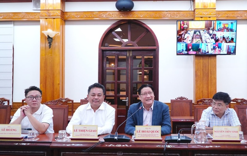 PGS.TS L&ecirc; Ho&agrave;i Quốc (giữa) v&agrave; c&aacute;c doanh nghiệp, nh&agrave; đầu tư đề xuất nghi&ecirc;n cứu, triển khai c&aacute;c Dự &aacute;n khu, cụm c&ocirc;ng nghiệp c&ocirc;ng nghệ cao tại tỉnh.