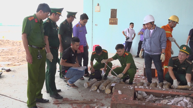 Lực lượng chức năng tiến hành thu thập, đo đạc số ngà voi được phát hiện. Nguồn: Công an tỉnh Gia Lai.