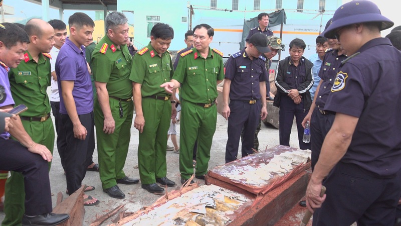 Lực lượng công an phối hợp với hải quan phát hiện ngà voi được cất giấu tinh vi trong các khối gỗ. Nguồn: Công an tỉnh Gia Lai.