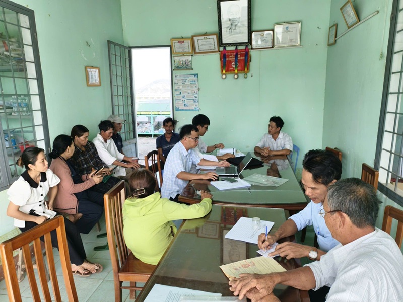 Chuyên viên Tư pháp của Văn phòng HĐND&UBND xãHướng dẫn người dân kê khai đăng ký đất đai lần đầu trên địa bàn xã Tây Sơn