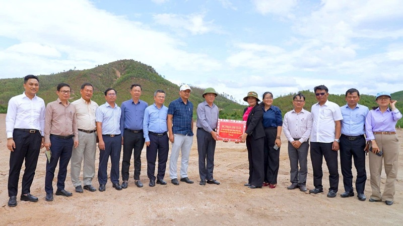 Chủ tịch UBND tỉnh Phạm Anh Tuấn (thứ 8, từ tr&aacute;i sang) kiểm tra Dự &aacute;n Nh&agrave; m&aacute;y sản xuất vi&ecirc;n n&eacute;n chất đốt v&agrave; pallet. 
