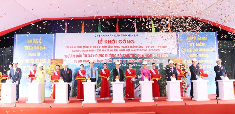 Các đại biểm thực hiện nghi thức khởi công Dự án.
