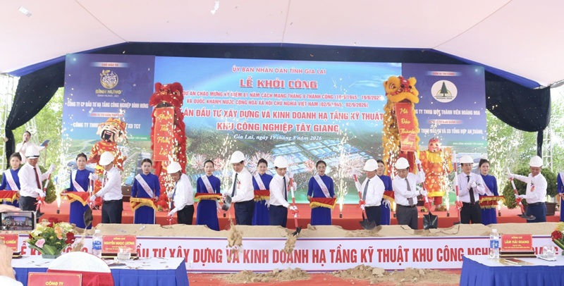 C&aacute;c đại bi&ecirc;u thực hiện nghi thức khởi c&ocirc;ng Dự &aacute;n Khu c&ocirc;ng nghiệp T&acirc;y Giang.
