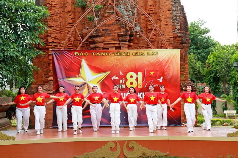 Các tiết mục dân vũ khắc họa tình yêu quê hương và ngợi ca cảnh sắc non sông.