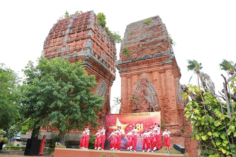 chương trình nghệ thuật “Giai điệu tự hào” được tổ chức tại Di tích Tháp Đôi.