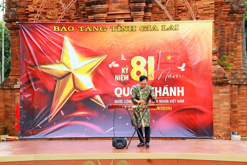 tiết mục độc tấu đàn bầu “Một vòng Việt Nam”: Lắng đọng cùng thanh âm cội nguồn, tôn vinh nét tinh hoa và thanh âm độc bản của nhạc cụ truyền thống.