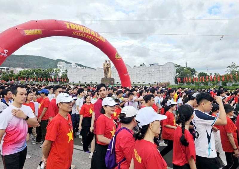 Chương trình đi bộ “Cùng Việt Nam tiến bước” năm 2026 được tổ chức đồng loạt tại các xã, phường trên địa bàn tỉnh, thu hút hơn 9.000 người đăng ký tham gia