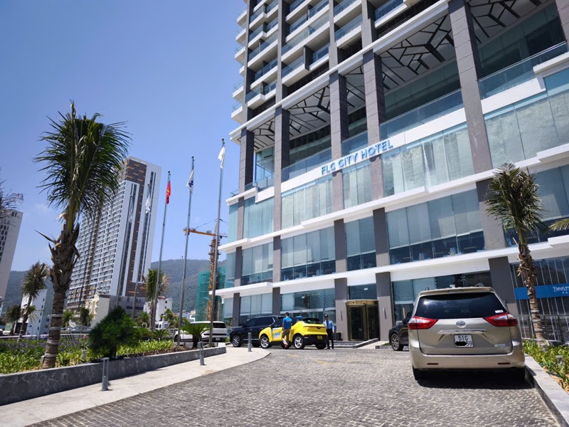 Một xe taxi của Chi nh&aacute;nh B&igrave;nh Định- C&ocirc;ng ty cổ phần Vận tải v&agrave; du lịch Lado đang đ&oacute;n trả kh&aacute;ch tại kh&aacute;ch sạn tại Quy Nhơn. Ảnh minh họa.