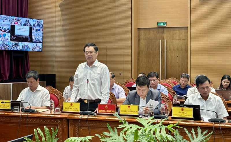 &Ocirc;ng Trần Cang, Gi&aacute;m đốc Sở t&agrave;i ch&iacute;nh tỉnh Gia Lai giải tr&igrave;nh c&aacute;c nguy&ecirc;n nh&acirc;n ảnh hưởng đến tiến độ giải ng&acirc;n vốn đầu tư c&ocirc;ng. Ảnh: Ngọc Minh.