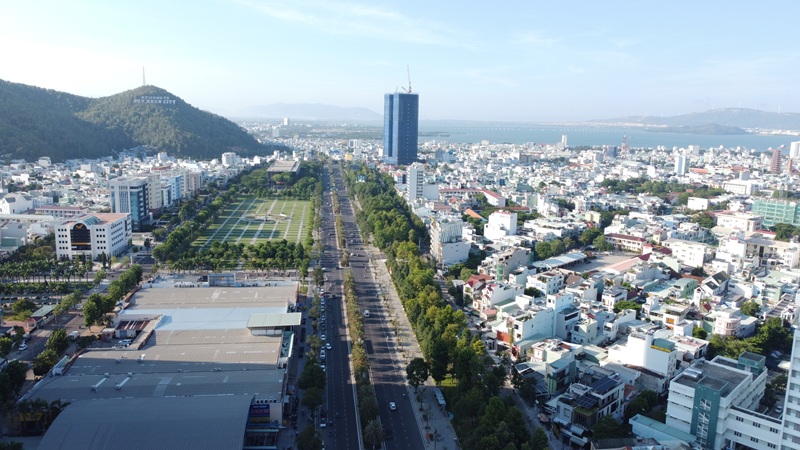 Kh&ocirc;ng gian đ&ocirc; thị được định hướng theo m&ocirc; h&igrave;nh đa trung t&acirc;m, ph&aacute;t triển c&acirc;n bằng giữa khu vực hiện hữu v&agrave; c&aacute;c khu vực mở rộng