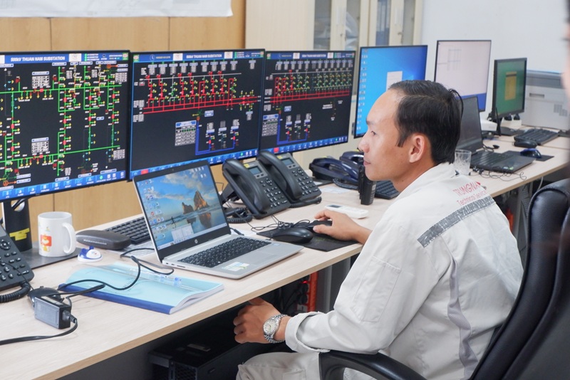 Theo d&otilde;i vận h&agrave;nh b&ecirc;n trong nh&agrave; m&aacute;y điện mặt trời.