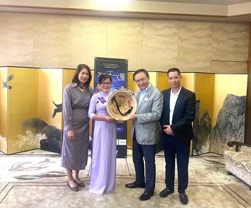 Sở Văn ho&aacute;, Thể thao v&agrave; du lịch tỉnh Gia Lai tăng sản phẩm N&oacute;n ngựa Ph&uacute; Gia cho &ocirc;ng Kuroiwa Yuri, Thống đốc tỉnh Kanagawa. 