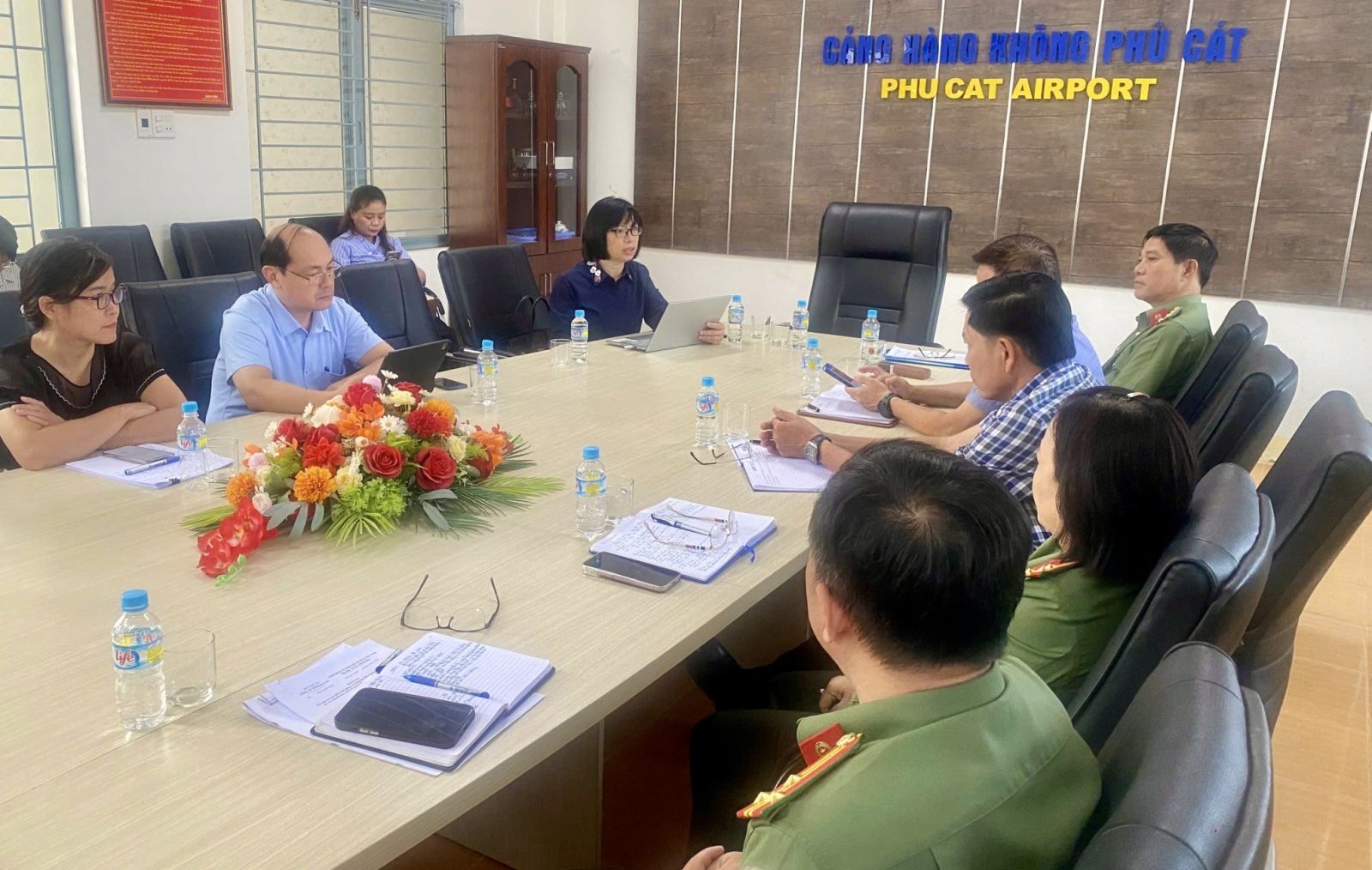 Ph&oacute; Chủ tịch UBND tỉnh Gia Lai Nguyễn Thị Thanh Lịch l&agrave;m việc với Cảng h&agrave;ng kh&ocirc;ng Ph&ugrave; C&aacute;t v&agrave; c&aacute;c sở, ng&agrave;nh, đơn vị li&ecirc;n quan về c&ocirc;ng t&aacute;c chuẩn bị hạ tầng phục vụ Hội nghị ISOM trong khu&ocirc;n khổ APEC; đồng thời kiểm tra tiến độ chuẩn bị c&aacute;c điều kiện khai th&aacute;c chuyến bay quốc tế kh&ocirc;ng thường lệ (charter) tại Cảng h&agrave;ng kh&ocirc;ng Ph&ugrave; C&aacute;t.